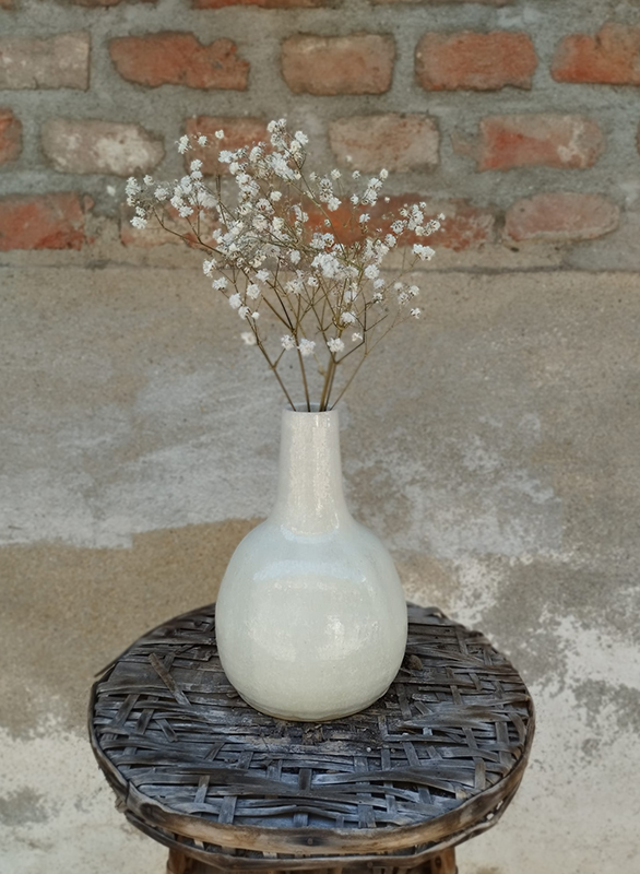 Vaso bianco su tavolino